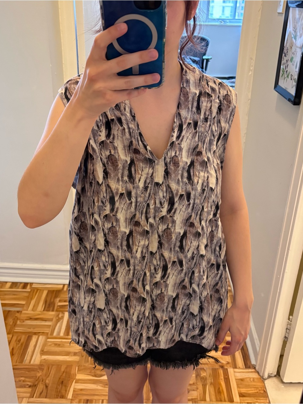 Sleeveless V-Neck Feather-Print Camisole in Black and Gray